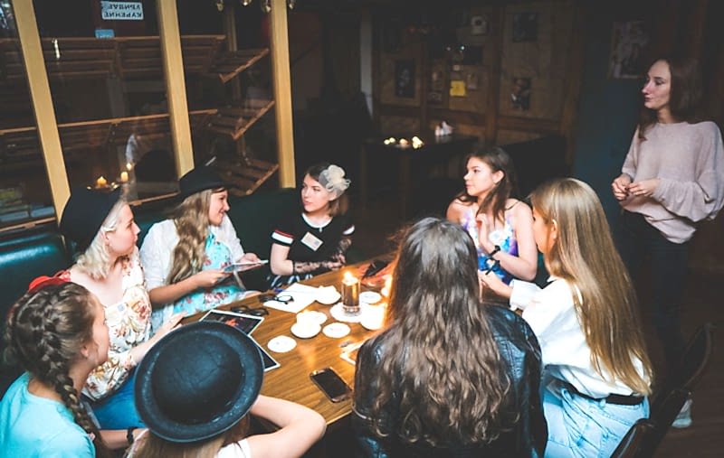 Выездные квесты на Международный женский день: интерактивное мероприятие в школе Алматы.