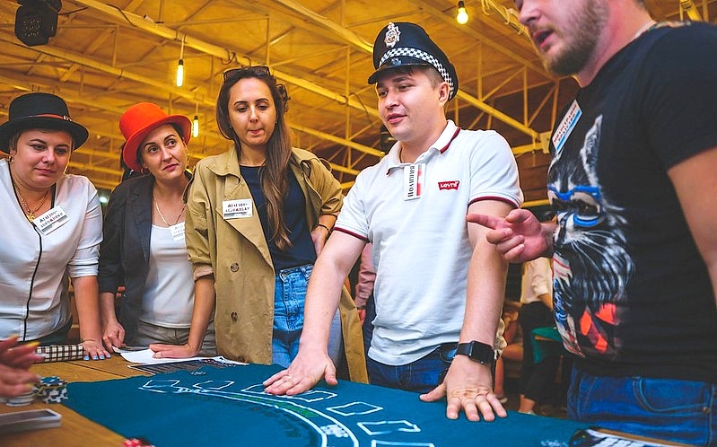 Корпоративные сувениры и подарки на День нефтяника в Алматы