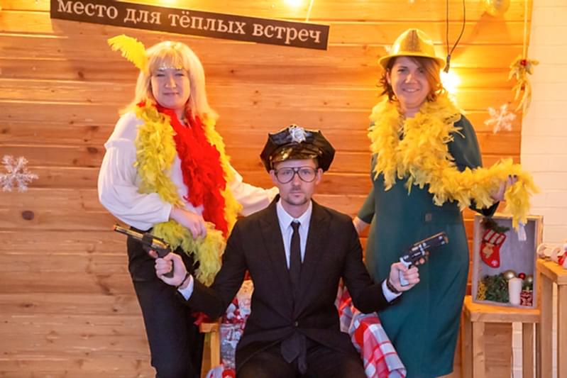 Новогоднее украшение зала для корпоратива в Алматы