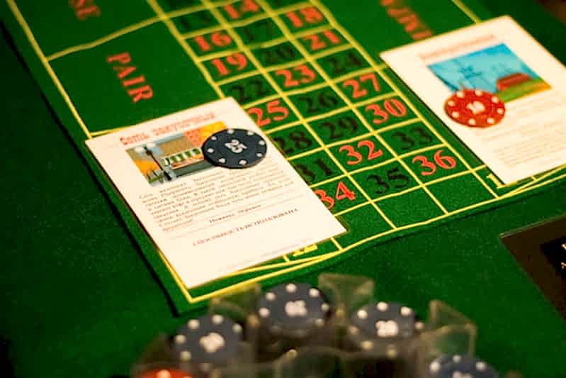 Ведущий развлекает гостей на корпоративе в Алматы