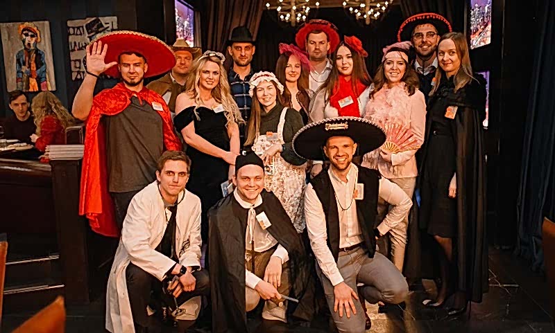 Корпоратив на Новый год в Алматы - празднично украшенный банкетный зал