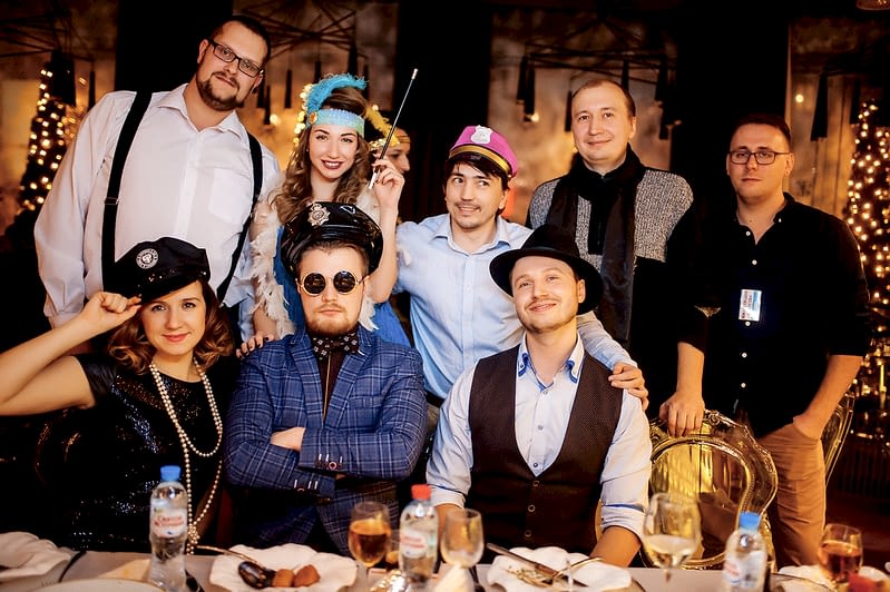 Команда компании празднует Новый год в ресторане Алматы